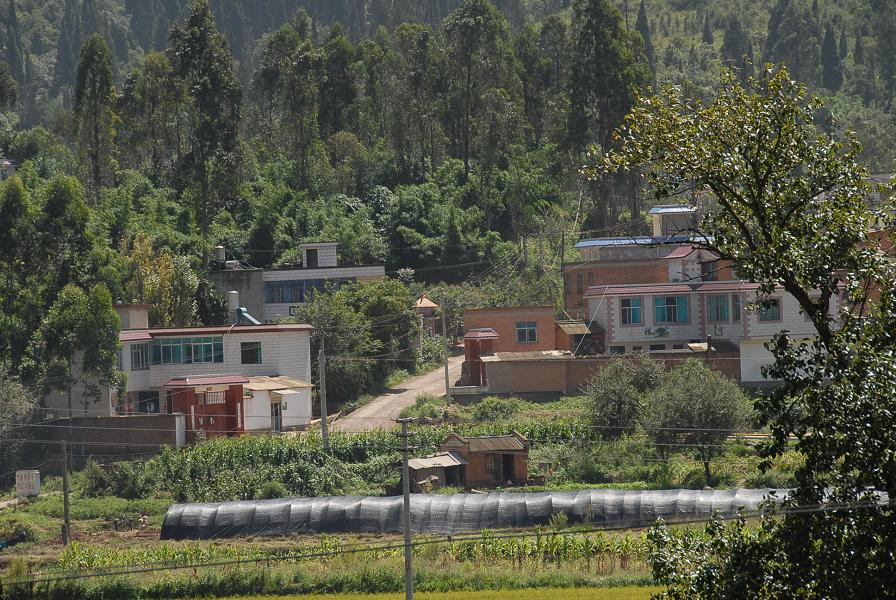 小桃花村隶属于云南省昆明安宁市连然镇桃花行政村,属于半山区.