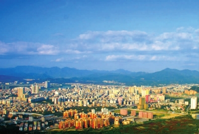 从化区位于广东省广州市东北面,东与龙门县,增城区接壤,南跟白云区
