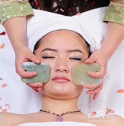 美容院面部刮痧步骤
