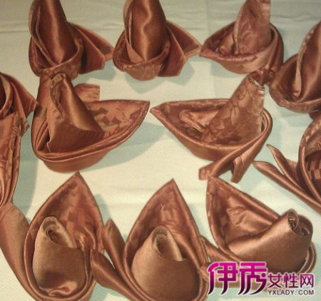 网友采纳 餐巾折花,用这个关键字去百度,可以找到各种餐巾折花的方法