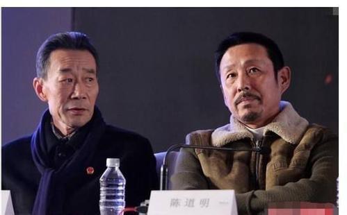 如何评价陈道明坐在地上给新华社记者改稿这件事?