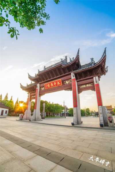 扬中,江苏省辖县级市,由镇江市代管.