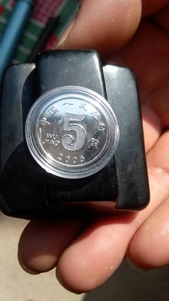 2002年银白色5角硬币,多少钱 和现在花的黄色硬币外形一样的