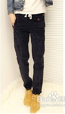 黑色宽松牛仔裤搭配什么衣服鞋子