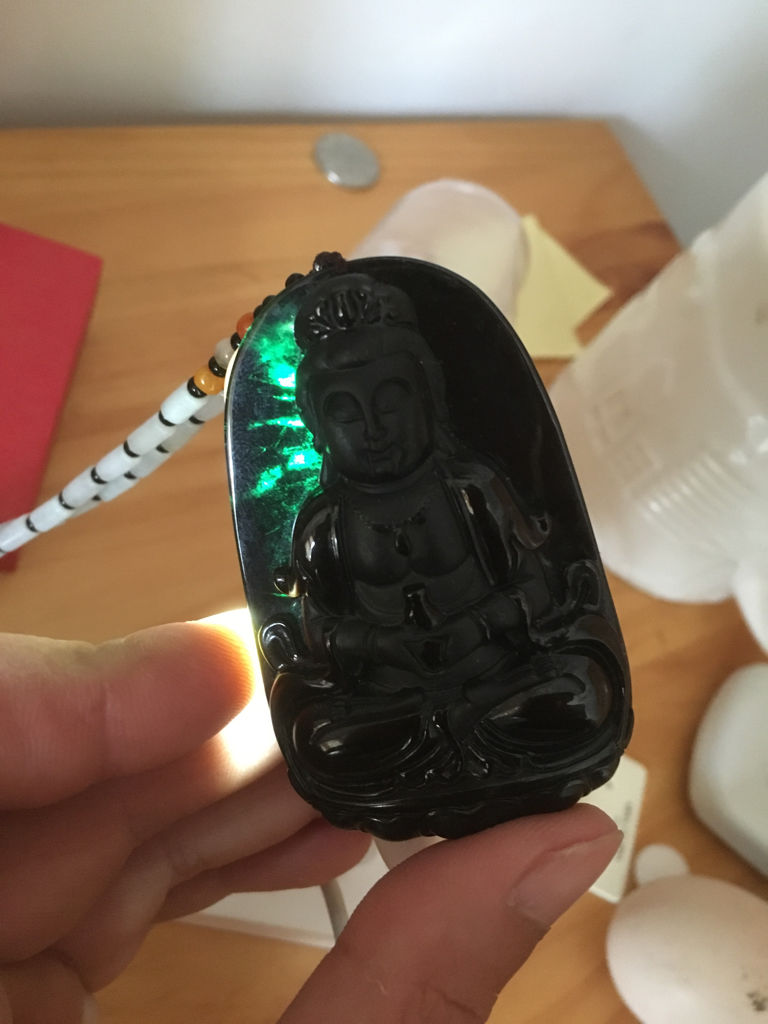 请问这到底是墨玉还是墨翠. 在灯下有绿色显示.