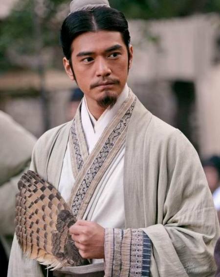《赤壁下》中诸葛亮的扇子共几根羽毛?什么的羽毛?