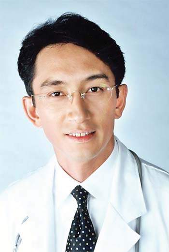 应该是吴启华!倚天屠龙记中演张无忌的!他还演过警察,医生.