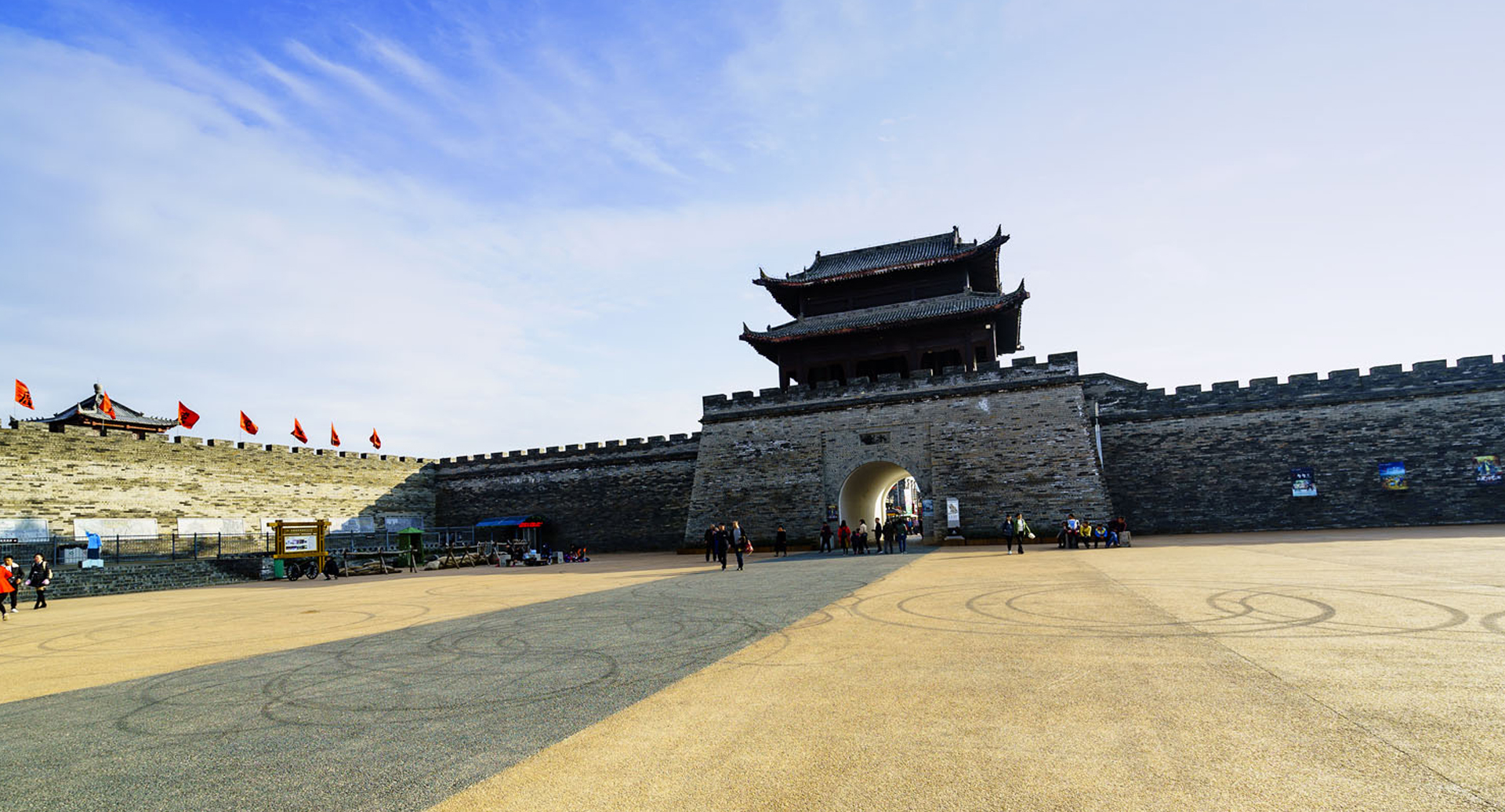 白鹿原影视城,位于陕西省西安市蓝田县前卫镇,始建于2013年,是以影视