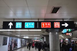 由于位于市中心繁华商业地带,西单站也是北京地铁中较为繁忙的一站.