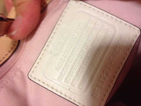 为什么蔻驰包包同样的货号和颜色,里面内衬颜色不一样呢,图片上事粉红