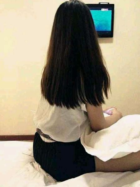 背影长头发女生头像