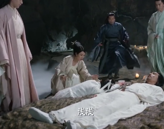 终于,众人在一处洞内找到奄奄一息的白浅和墨渊仙体,原来白浅为给墨渊