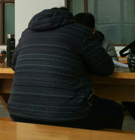 图中的男生胖吗?怎么看出来的?