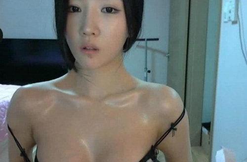朴妮唛基本信息 朴妮唛,1976年12月6日出生,韩国视讯网站主播,2013年